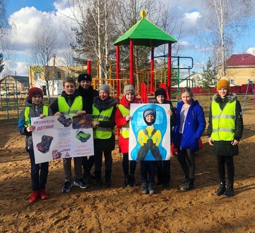 В городе Починке сотрудники Госавтоинспекции совместно с отрядом ЮИД провели акцию «Маленький пассажир – большая ответственность»