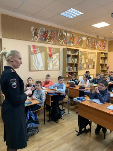Сотрудники ГИБДД наукограда рассказали школьникам о важности световозвращателей