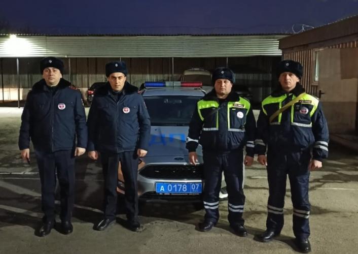 Автоинспекторы Нальчика помогли получить своевременную медицинскую помощь девушке, которая потеряла сознание за рулем