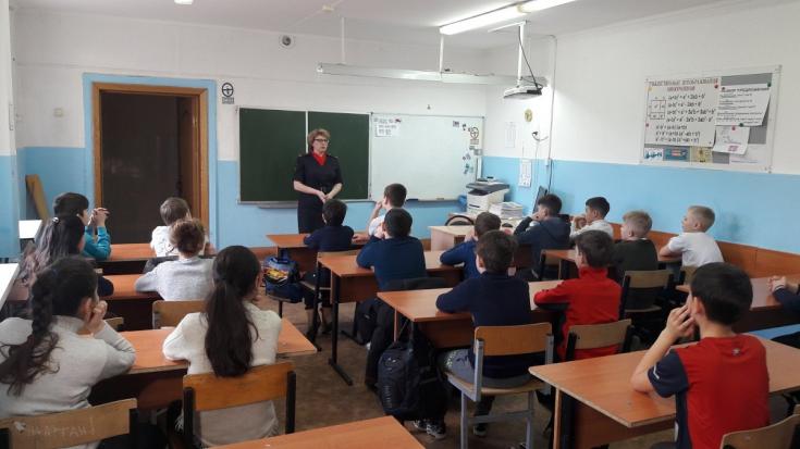 В Калининграде сотрудники Госавтоинспекции совместно с сотрудником ПДН провели для учащихся профилактическое занятие «Безопасный путь»