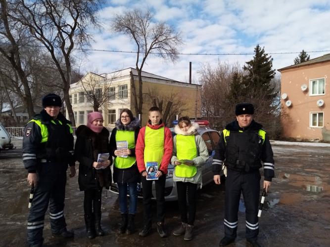 В Калининске автоинспекторы провели профилактическую акцию «Соблюдай ПДД – не рискуй жизнью!».