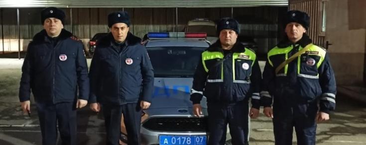 Автоинспекторы Нальчика помогли получить своевременную медицинскую помощь девушке, которая потеряла сознание за рулем