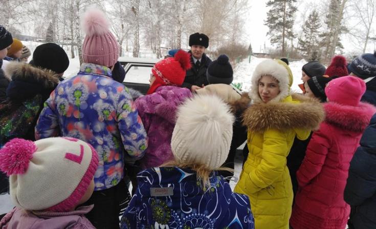 Новоселовские госавтоинспекторы напомнили детям отдаленных поселений о дорожной безопасности