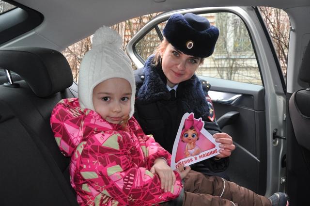 В Смоленске сотрудники Госавтоинспекции провели профилактическую акцию «Уберечь ребенка в кресле – наша общая задача!