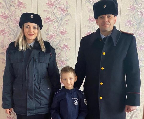 В Белгородской области начальник районной Госавтоинспекции встретился с одарённым мальчиком, мечтающим о службе в ГИБДД