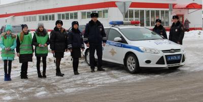 Женская половина Госавтоинспекции Новой Ляли в преддверии Дня Защитника отечества провела акцию «Время, женского патруля»