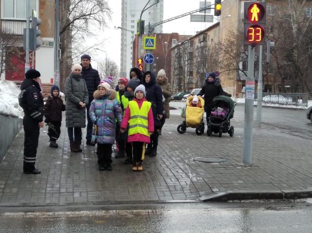 В Екатеринбурге юные корреспонденты проводят исследование ситуации на дорогах