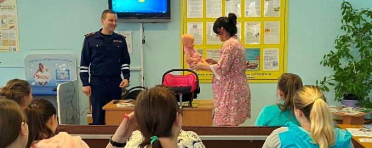 В медицинских учреждениях кировские автоинспекторы призывают будущих мам к перевозке детей в автокресле