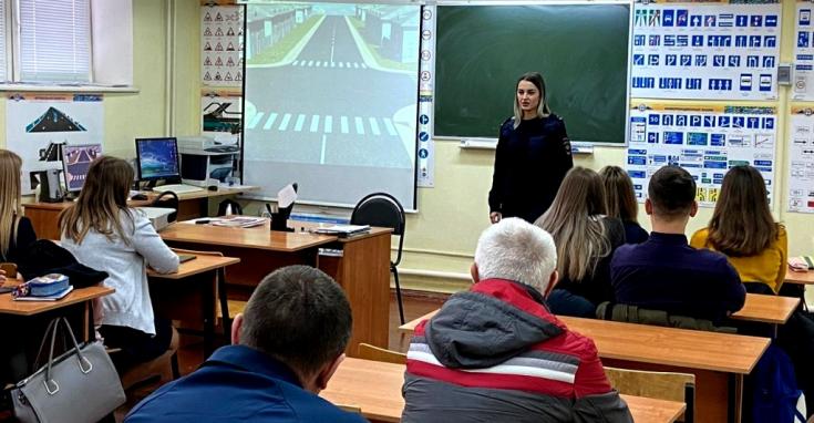 В Белгородском районе автоинспекторы выступили экспертами для будущих водителей