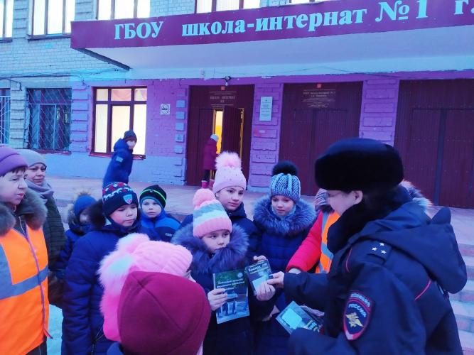 Сотрудники ГИБДД Чапаевска вместе с «родительским патрулем» провели совместный рейд у школы