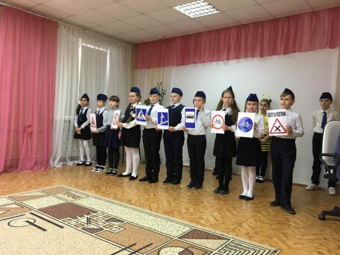 Школьники Саратова провели урок дорожной грамоты для воспитанников детского сада