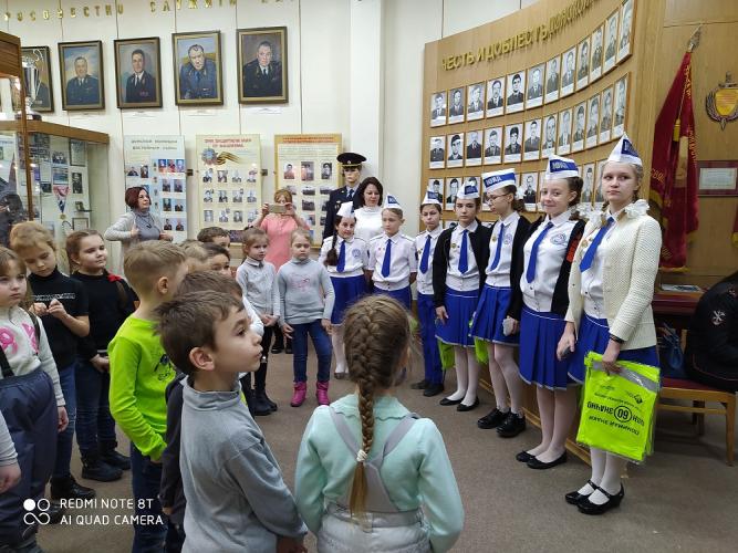 ЮИДовцы Дона познакомились с профессией полицейского и напомнили о ПДД дошкольникам