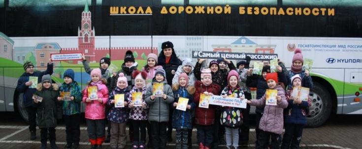 В Московской области автоинспекторы провели уроки безопасности для маленьких пассажиров на специализированом автобусе-тренажере