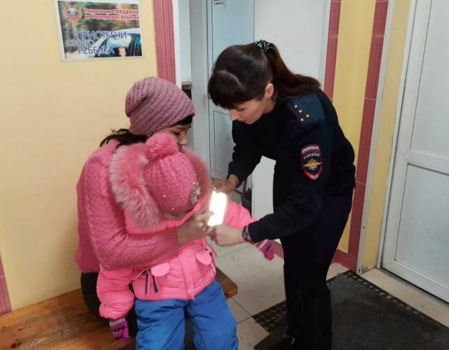 Сотрудники ГИБДД провели профилактические беседы с посетителями детской поликлиники Улан-Удэ