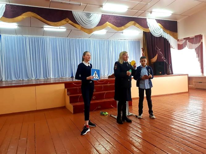 В городе Уварово автоинспекторы повторили с учащимися школы №3 правила безопасного поведения на проезжей части