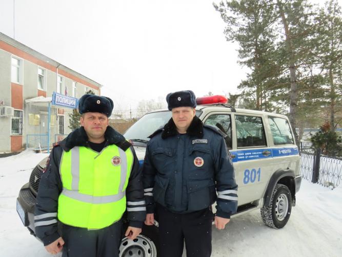 В Чебулинском районе Кемеровской области сотрудники ГИБДД помогли автомобилисту и его семье выбраться из снежного плена