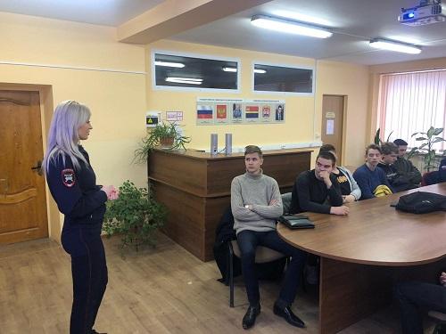 В Гурьевске сотрудники ГИБДД провели занятия со студентами колледжа на тему «Безопасность детей на дорогах»