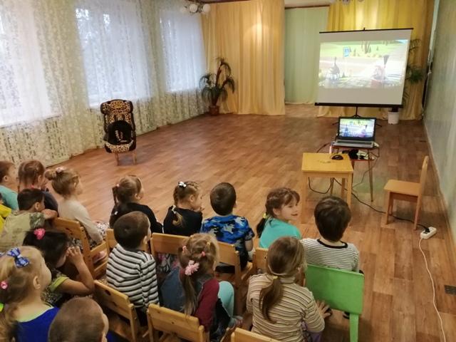 Сотрудники Госавтоинспекции Ярцевского района провели урок дорожной грамотности с воспитанниками дошкольного учреждения