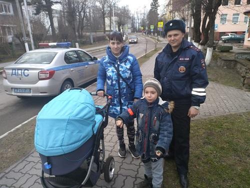 В Немане сотрудники ГИБДД провели для пеших участников дорожного движения профилактическую акцию «Заметный пешеход»