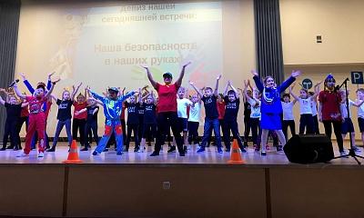 ШКОЛЬНИКИ ВЕЛИКОГО НОВГОРОДА В ФОРМАТЕ МЮЗИКЛА ЗАКРЕПИЛИ ДОРОЖНЫЕ ПРАВИЛА