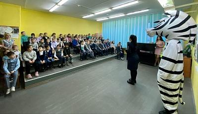 В МУРМАНСКЕ СОТРУДНИКИ ГИБДД СОВМЕСТНО С ЮНЫМИ ИНСПЕКТОРАМИ ДВИЖЕНИЯ ПРОВЕЛИ ТАНЦЕВАЛЬНЫЙ ФЛЕШМОБ «СОБЛЮДАЙ ПДД!»