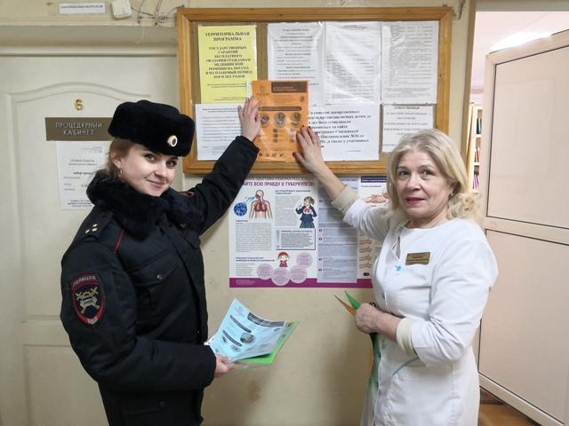 В детской поликлинике №5 города Смоленска прошла акция «Детские врачи с ГИБДД - за соблюдение ПДД»