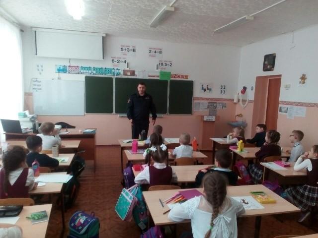 В г. Бугуруслане сотрудник Госавтоинспекции провел для ребят из начальных классов урок безопасного поведения на улице.