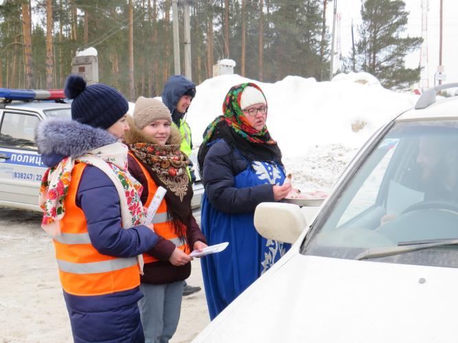 В Томской области сотрудники Госавтоинспекции и юные инспекторы движения угощали водителей блинами