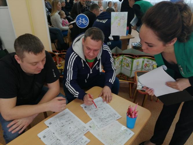 Кировской области автоинспекторы консультируют родителей по выбору безопасного маршрута детей