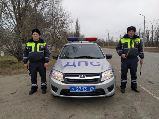 Дальнобойщик из Тольятти поблагодарил ставропольских автоинспекторов за оказанную помощь на дороге в непогоду