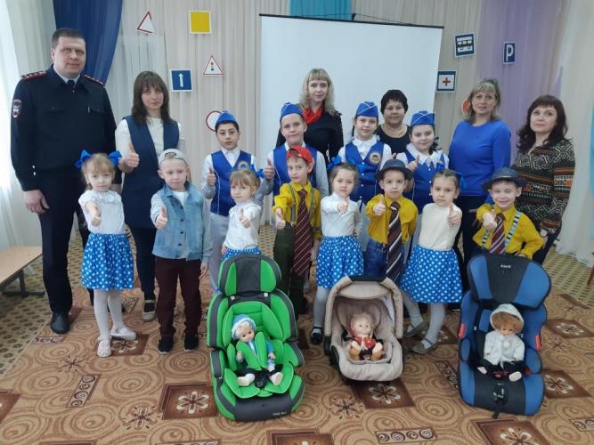 Юные инспекторы движения организовали флешмоб «Мы за безопасность дорожного движения!» среди воспитанников детского сада
