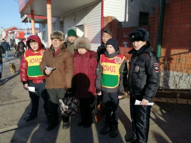 В Пугачеве автоинспекторы провели акцию "С заботой о пожилых участниках дорожного движения"