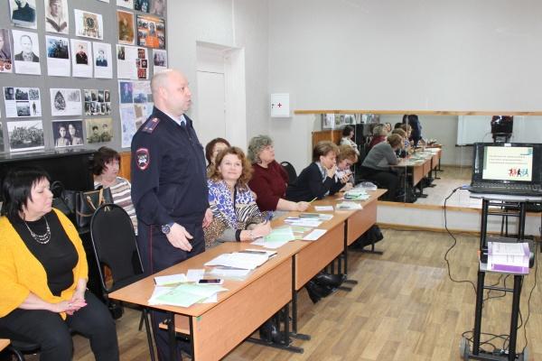 Сотрудники ГИБДД Рязанской области научили педагогов дополнительного образования основам безопасной организованной перевозки детей