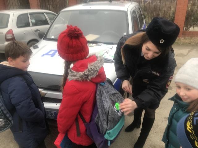 На Кубани автоинспекторы вблизи пешеходных переходов организовали блиц- уроки для школьников