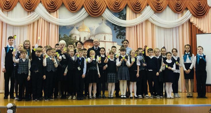 Более 26 тысяч юных новгородцев стали обладателями световозвращающих брелоков в рамках национального проекта
