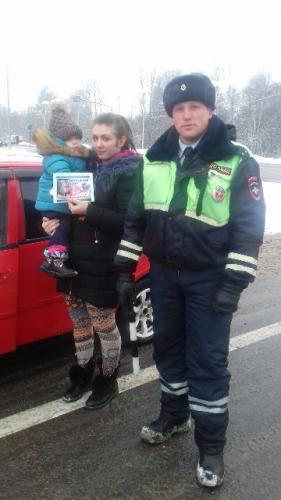 В Вяземском районе Госавтоинспекторы призвали водителей быть особо внимательными при перевозке детей в автомашине