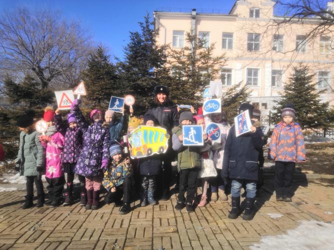 Госавтоинспекция Владивостока провела для первоклассников акцию «Шагающий автобус»