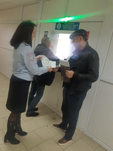 В РЭО ГИБДД г. Энгельса рассказали будущим водителям о важности автокресел при перевозке маленьких пассажиров