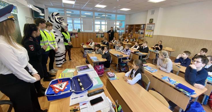 В Мурманске в очередной раз сотрудники ГИБДД совместно с юными инспекторами движения провели танцевальный флешмоб «Соблюдай ПДД!»