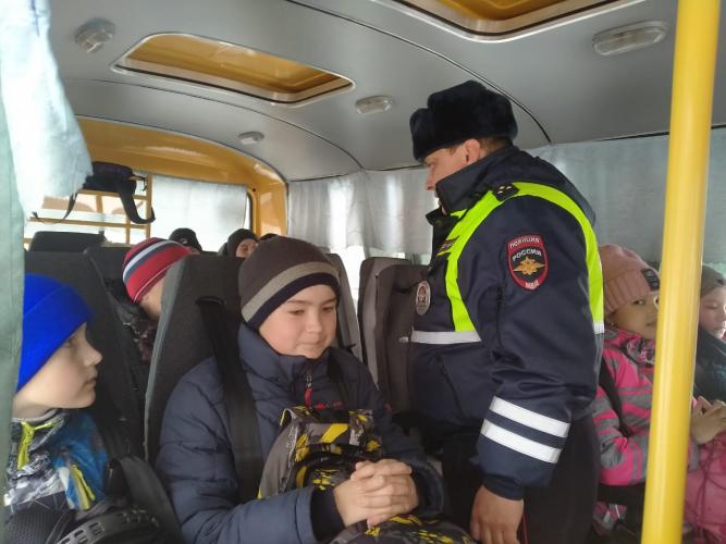 В алтайских школьных автобусах проходят экспресс-тренинги дорожной безопасности