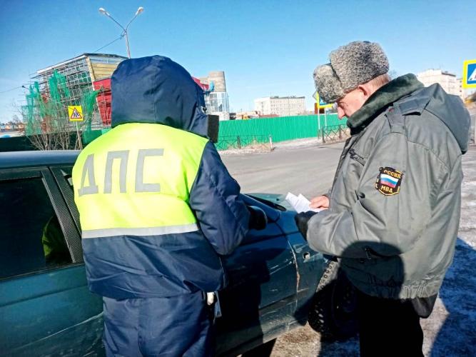 В Магаданской области полицейские совместно с общественниками провели беседы с автолюбителями