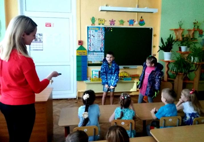 Сотрудниками дорожно-патрульной службы Кольского района проведен урок для дошкольников на тему безопасного поведения на дорогах