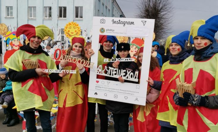 В Брянской области участники праздничных мероприятий, посвященных «Масленице», выступили за безопасность на дорогах с помощью тематической тантамарески и хештегов