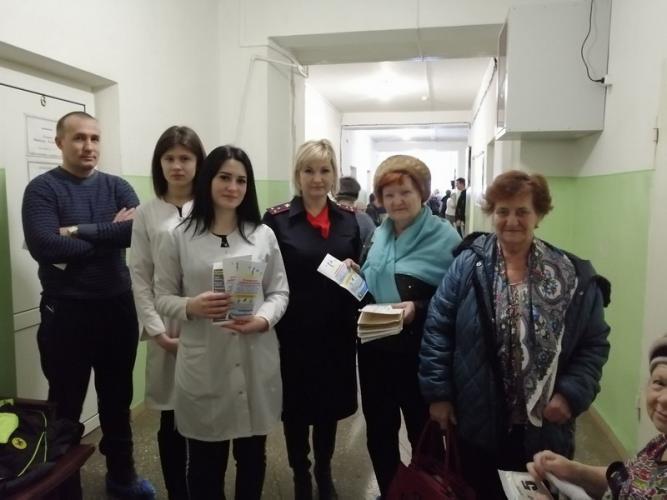 В Аркадаке автоинспекторы напомнили пациентам поликлиники о ПДД