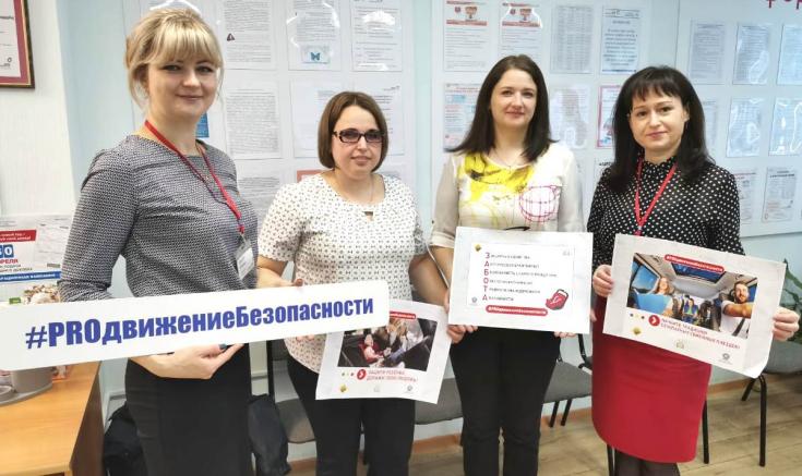 Посетителей медицинских учреждений и многофункциональных центров Новгородской области проинформировали о правилах перевозки детей-пассажиров