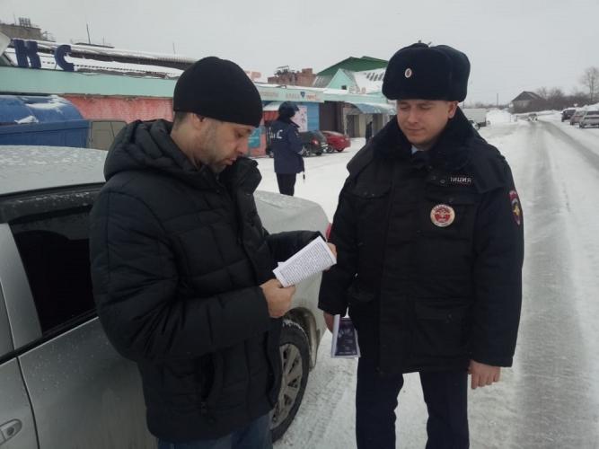 В Топкинском районе инспекторы ГИБДД напомнили водителям о необходимости соблюдения скоростного режима