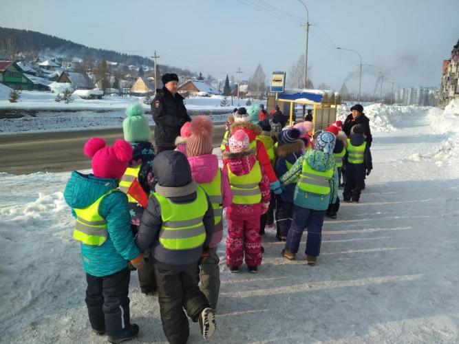 В Междуреченске полицейские познакомили дошкольников с основами дорожной грамоты