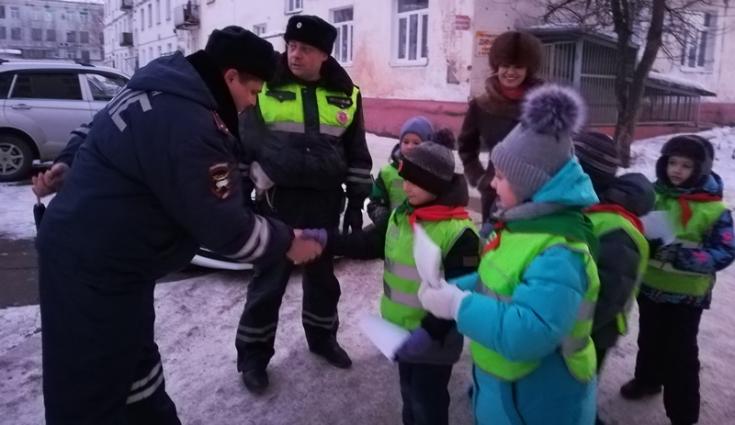 Госавтоинспекторы и их юные помощники совместно провели акцию «Ребенок - главный пассажир!»