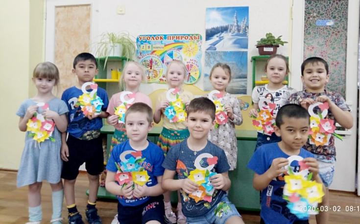 В Жуковском районе дошкольники изготовили открытки для женщин-водителей