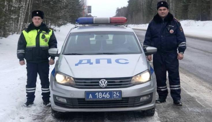 В Красноярском крае инспекторы ДПС оказали помощь женщине, попавшей в снежный плен в лесу